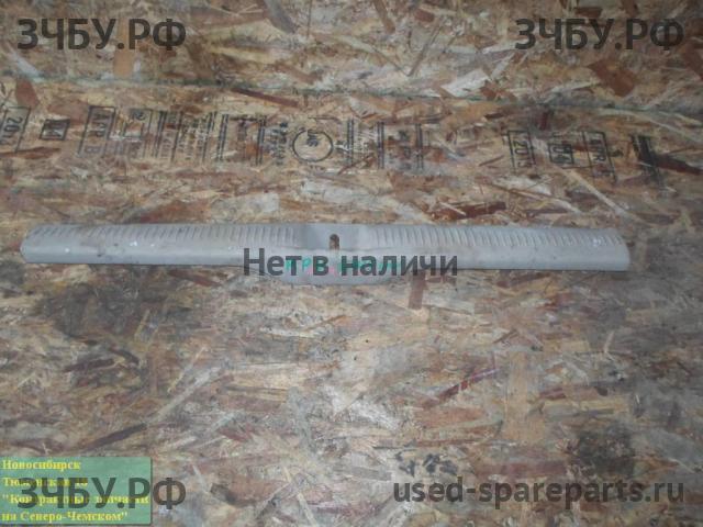 Mazda MPV 2 [LW] Накладка на крышку багажника