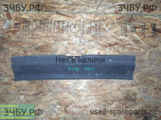 Toyota Wish Накладка на крышку багажника