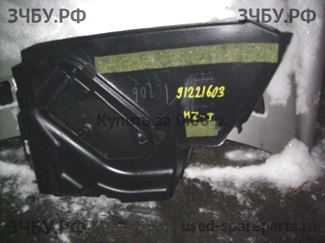 Mazda 3 [BK] Обшивка крышки багажника