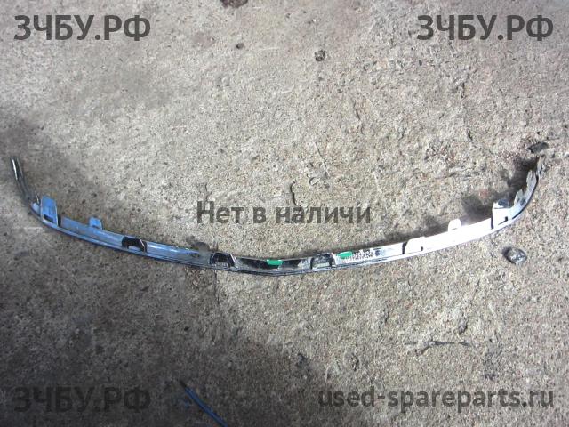 Opel Astra J Молдинг решетки радиатора