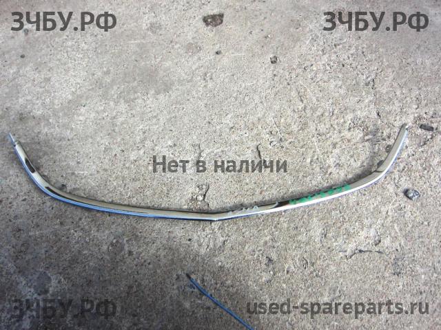 Opel Astra J Молдинг решетки радиатора