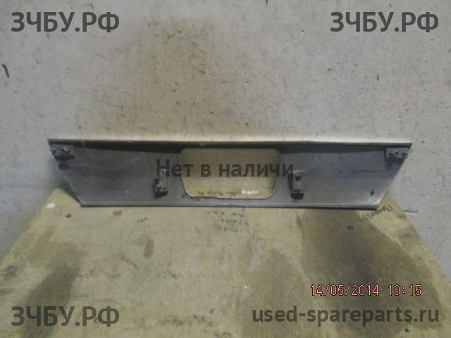 Mitsubishi Pajero/Montero 4 Накладка на дверь багажника