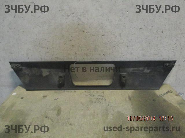 Mitsubishi Pajero/Montero 4 Накладка на дверь багажника