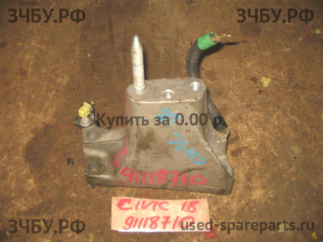 Honda Civic 8 (5D) Кронштейн
