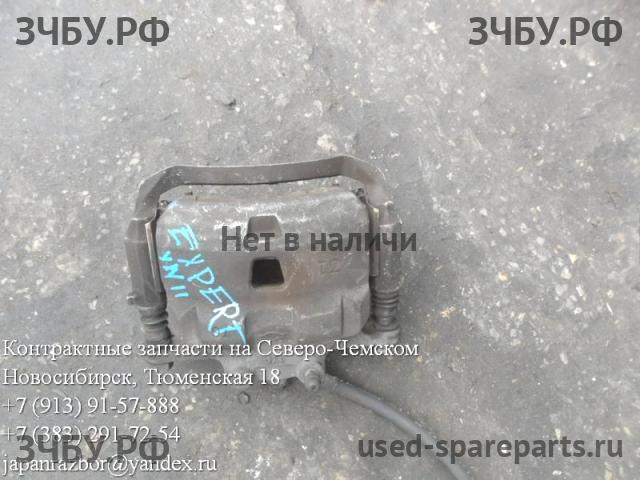 Nissan Avenir/Expert 2 (W11) Суппорт передний правый (в сборе со скобой)