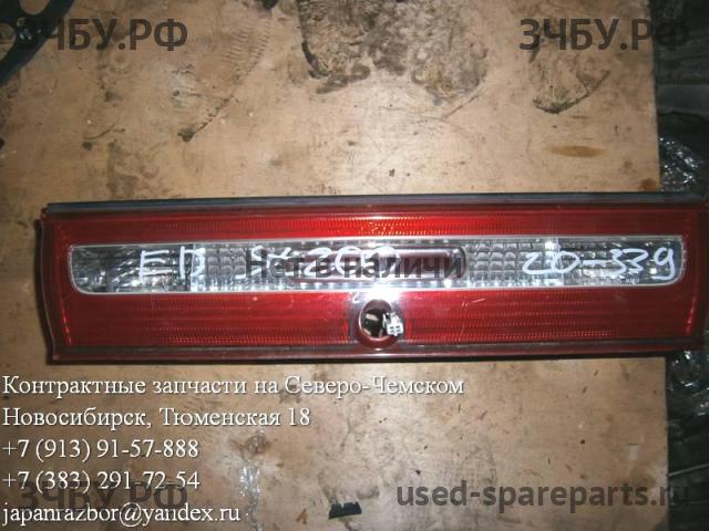 Toyota Carina.E (T190) Накладка на крышку багажника