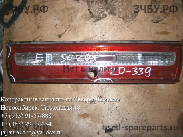 Toyota Carina.E (T190) Накладка на крышку багажника