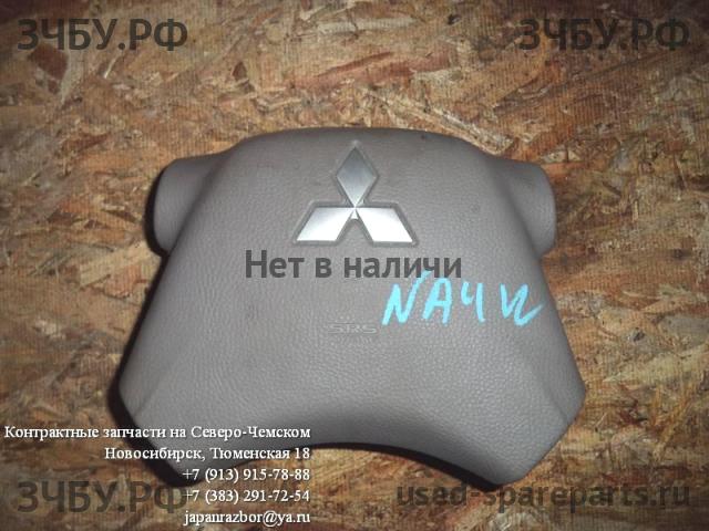 Mitsubishi Grandis (NA4W) Накладка звукового сигнала (в руле)