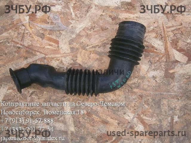 Toyota Ist 1 Воздухозаборник (ДВС)
