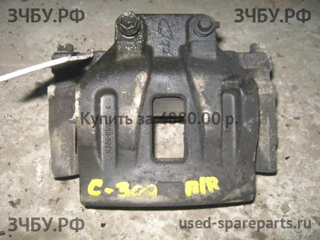 Chrysler 300C (1) Суппорт передний правый (в сборе со скобой)