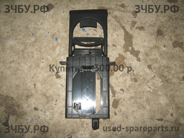 Toyota Avensis 2 Подстаканник