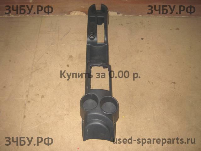Hyundai Getz Консоль между сиденьями (Подлокотник)