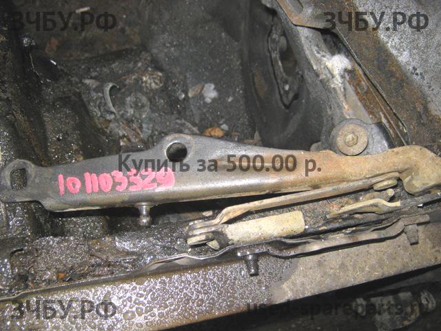 Chrysler 300C (1) Петля капота