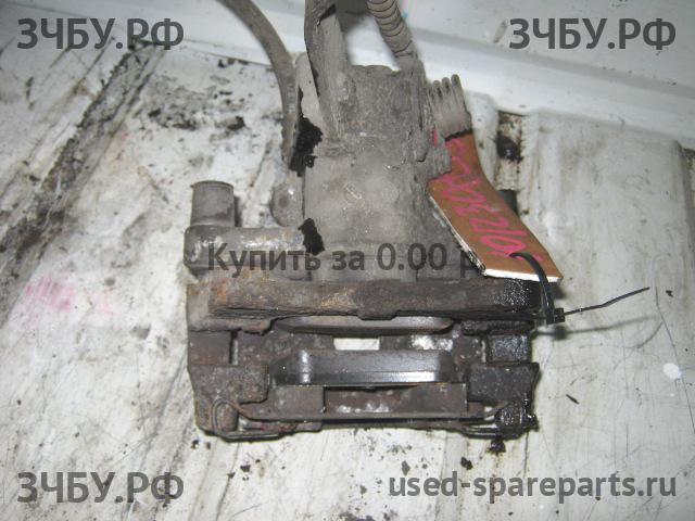 Nissan Primera P12 Суппорт задний левый (в сборе со скобой)