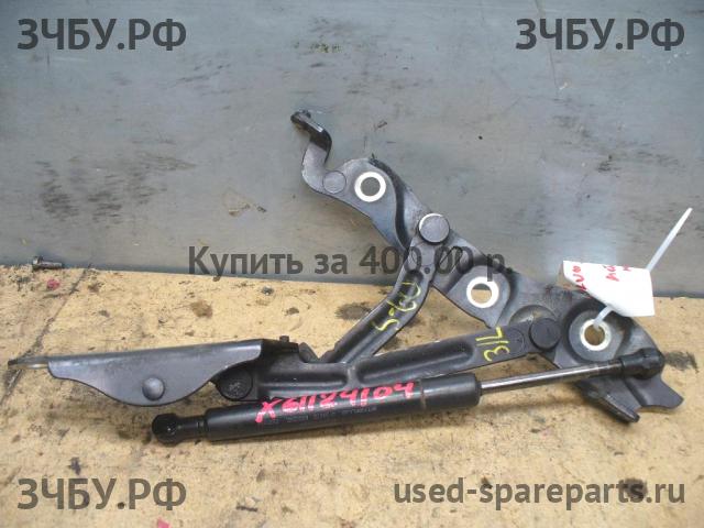 Volvo S60 (1) Петля крышки багажника