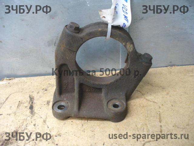 Volvo S60 (1) Кронштейн полуоси (привода)