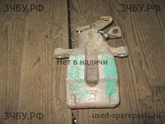 Renault Fluence Суппорт задний правый (в сборе со скобой)