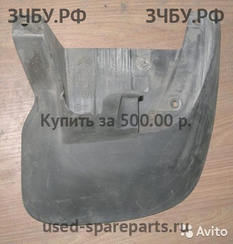 Mitsubishi L200 (4)[KB] Брызговик передний правый