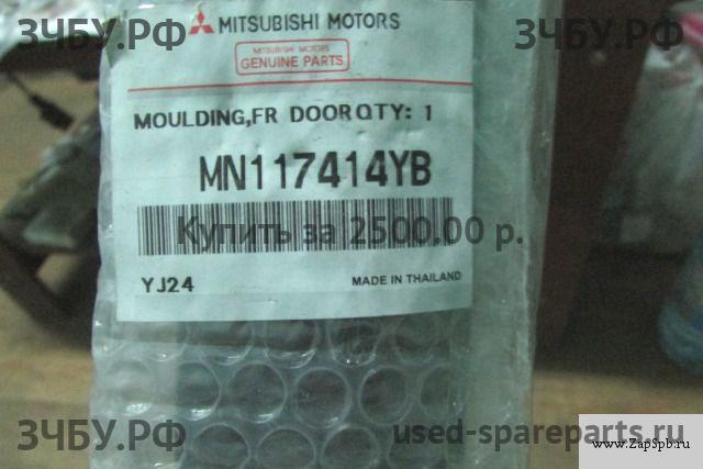 Mitsubishi Pajero/Montero Sport 2 (KH) Молдинг двери передней правой