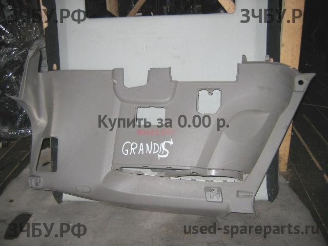 Mitsubishi Grandis (NA4W) Пластик салона