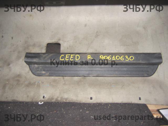 KIA Ceed 1 Накладка на порог передний правый