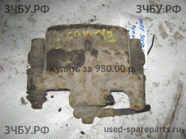 Toyota Camry 3 Суппорт задний левый (в сборе со скобой)