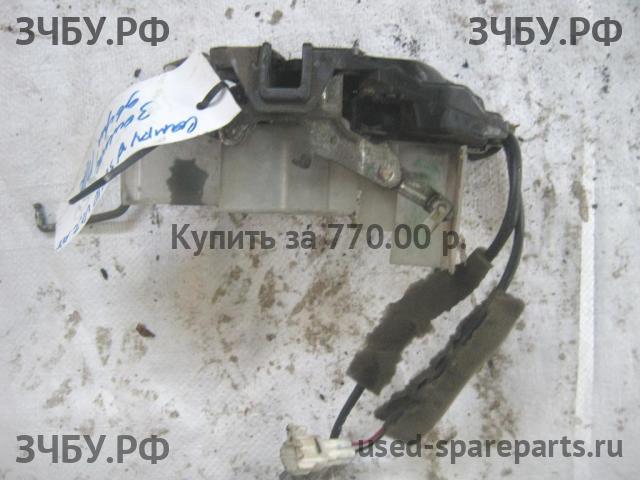 Toyota Camry 3 Замок двери передней правой