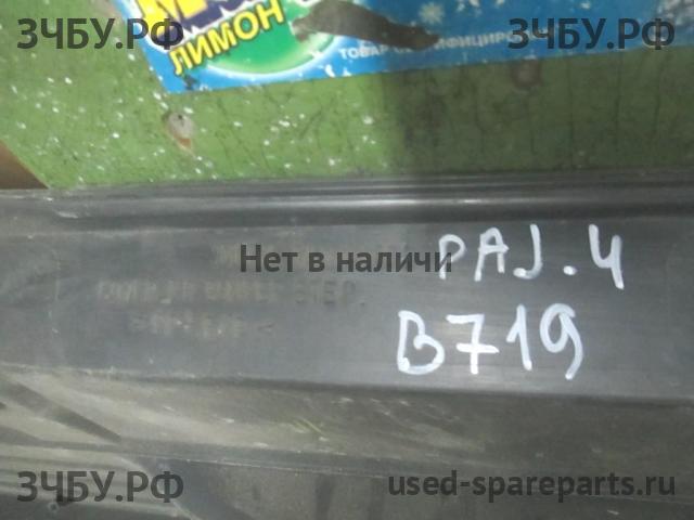 Mitsubishi Pajero/Montero 4 Накладка заднего бампера