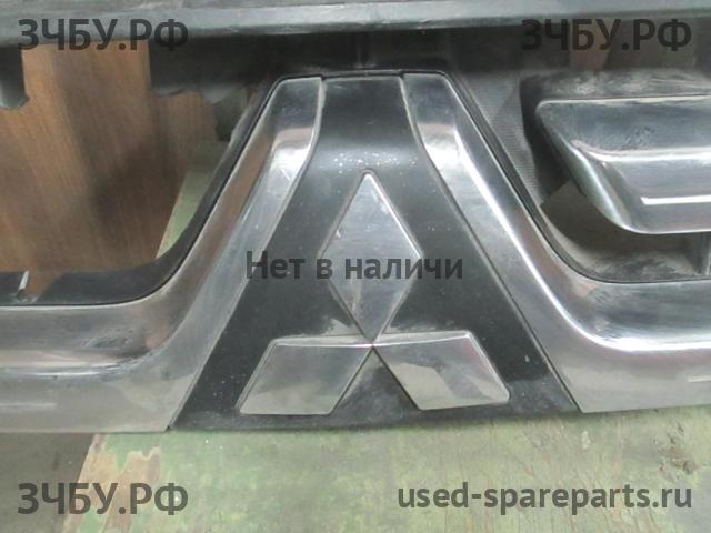Mitsubishi Pajero/Montero 4 Решетка радиатора