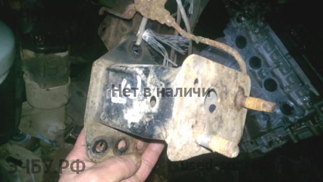 Toyota Land Cruiser 120 (PRADO) Кронштейн усилителя заднего бампера правый