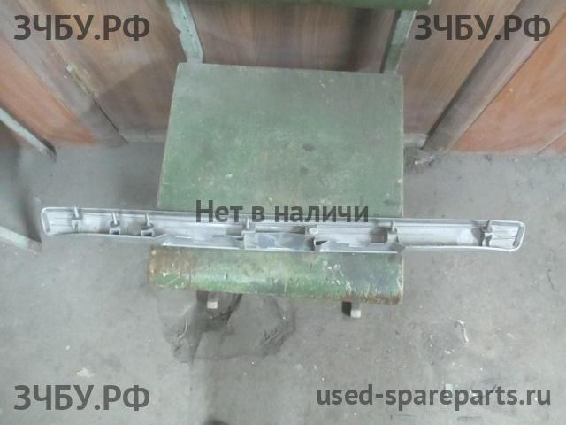 Toyota Corolla (E14 - E15) Накладка на крышку багажника