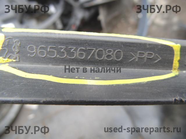 Peugeot 307 Кронштейн бампера передний