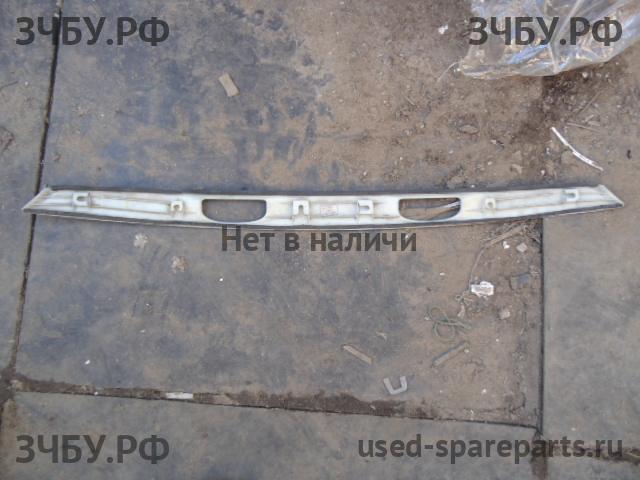 Honda Civic 8 (4D) Накладка крышки багажника