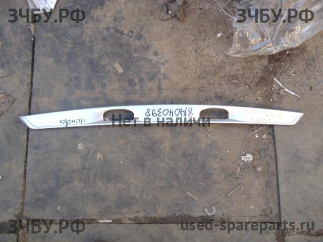 Honda Civic 8 (4D) Накладка крышки багажника