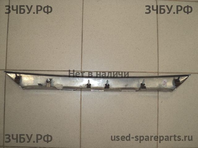 Toyota Corolla (E16 - E17) Накладка на крышку багажника