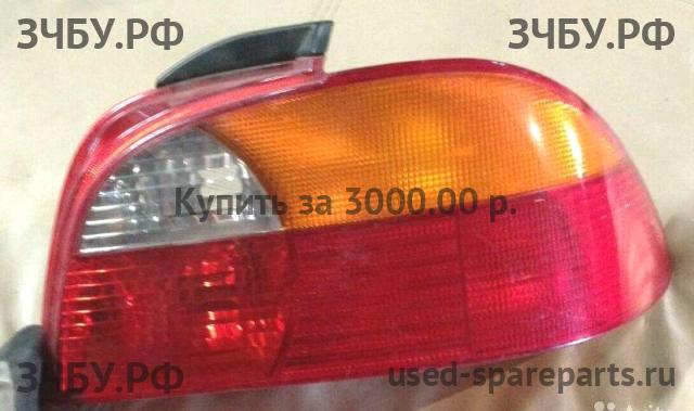 Toyota Avensis 1 Фонарь правый