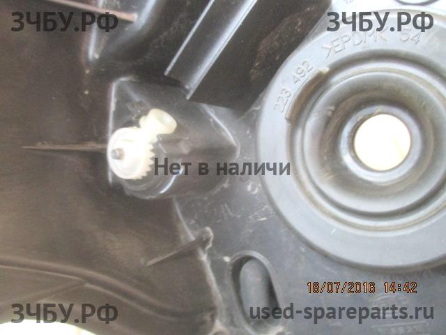 Nissan Tiida 1 Фара левая