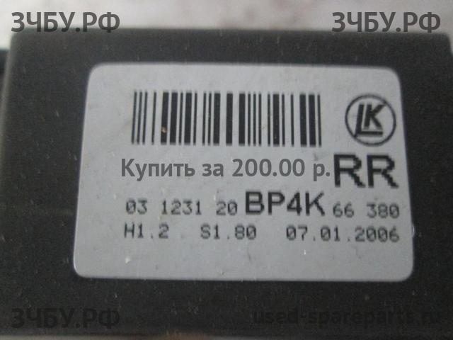 Mazda 3 [BK] Кнопка стеклоподъемника задняя правая