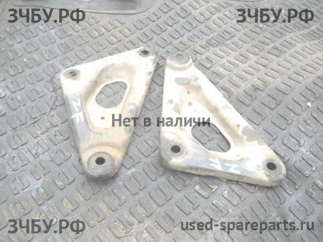 Opel Zafira B Кронштейн передней балки