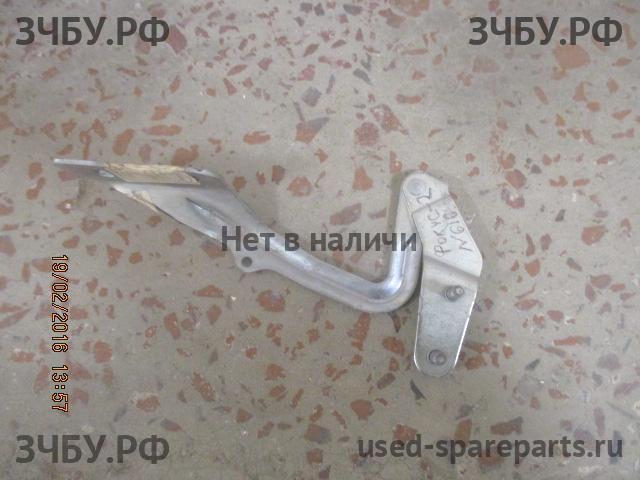 Ford Focus 2 Петля капота правая