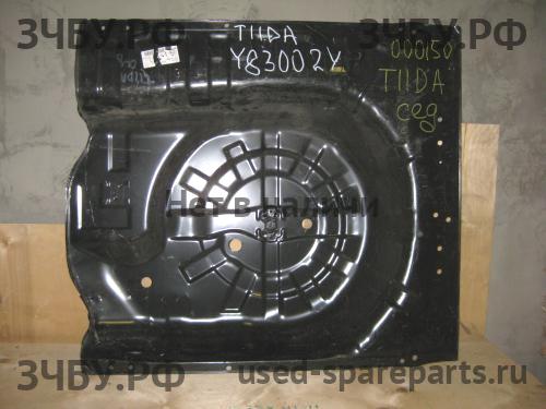 Nissan Tiida 1 Пол багажника