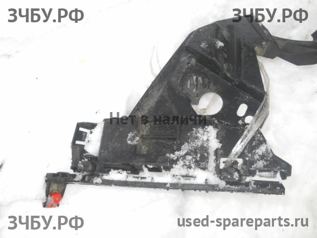 Opel Astra J Кронштейн бампера