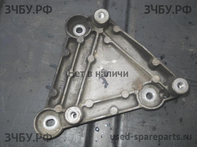 Opel Astra J Кронштейн компрессора кондиционера