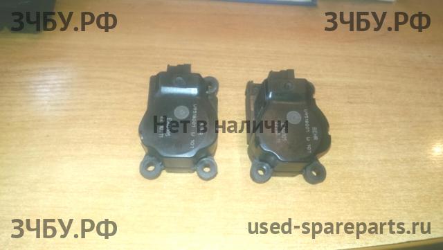 Opel Astra J Моторчик заслонки печки