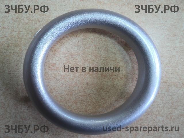 Mitsubishi Pajero/Montero Sport 2 (KH) Рамка противотуманной фары левой