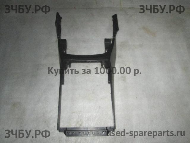 Mitsubishi Pajero/Montero 4 Консоль между сиденьями (Подлокотник)