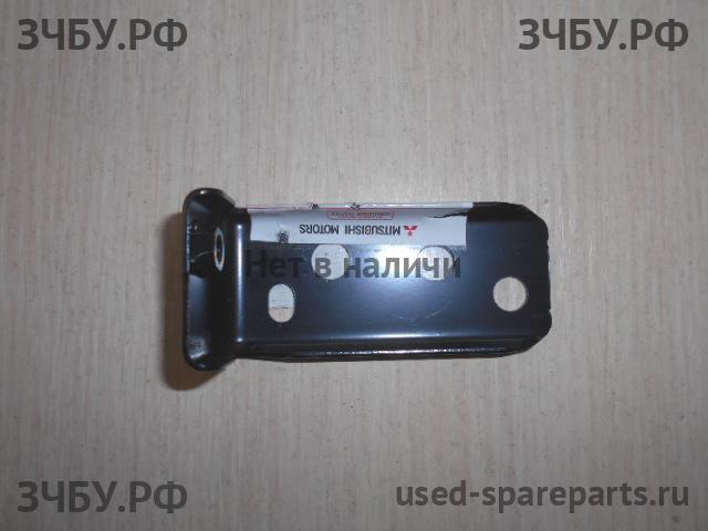 Mitsubishi Pajero/Montero 4 Кронштейн бампера передний