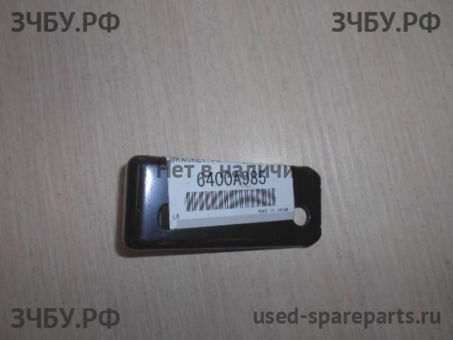 Mitsubishi Pajero/Montero 4 Кронштейн бампера передний