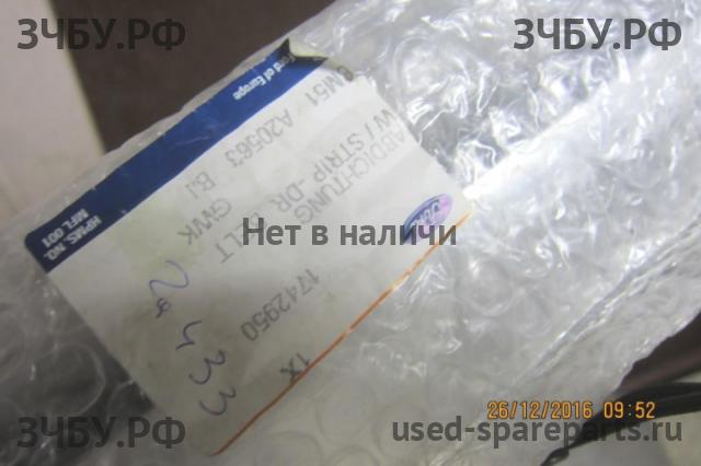 Ford Focus 3 Накладка стекла