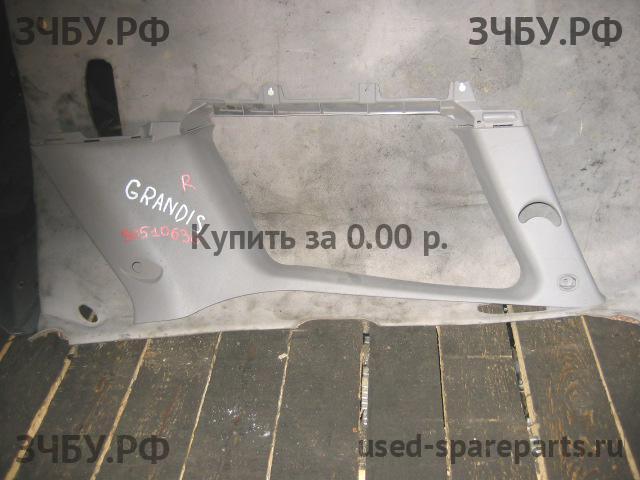 Mitsubishi Grandis (NA4W) Накладка стойки задней правой